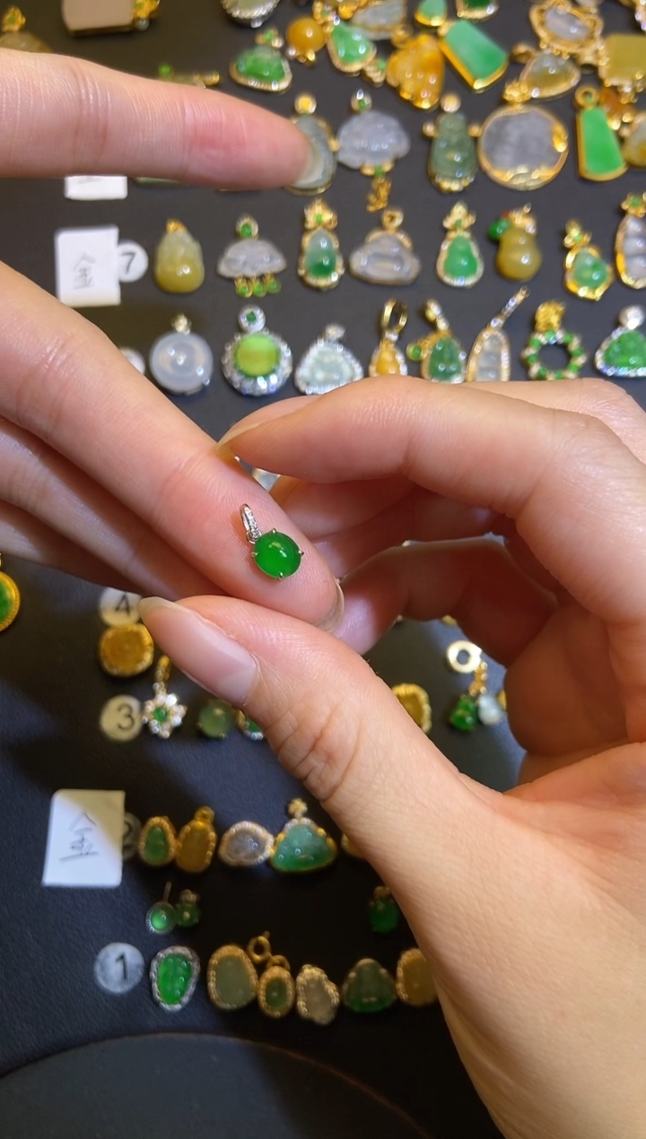 吊坠(不含链)18K金镶嵌翡翠R****。1