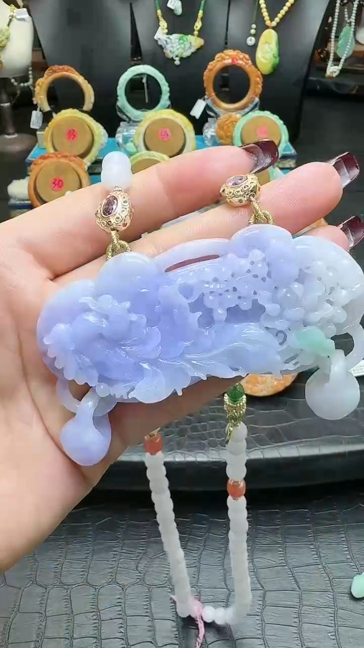 【闪购商品】翡翠颈饰未镶嵌春带彩