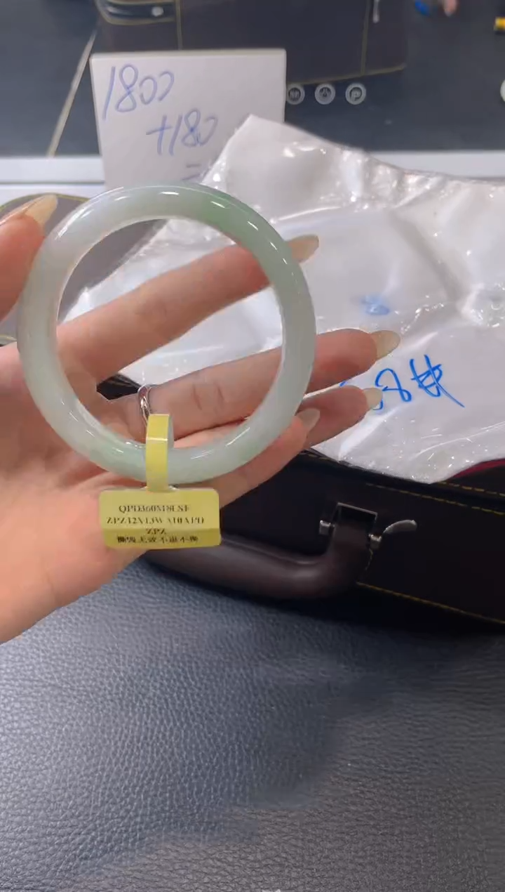 【闪购商品】翡翠手镯未镶嵌手镯