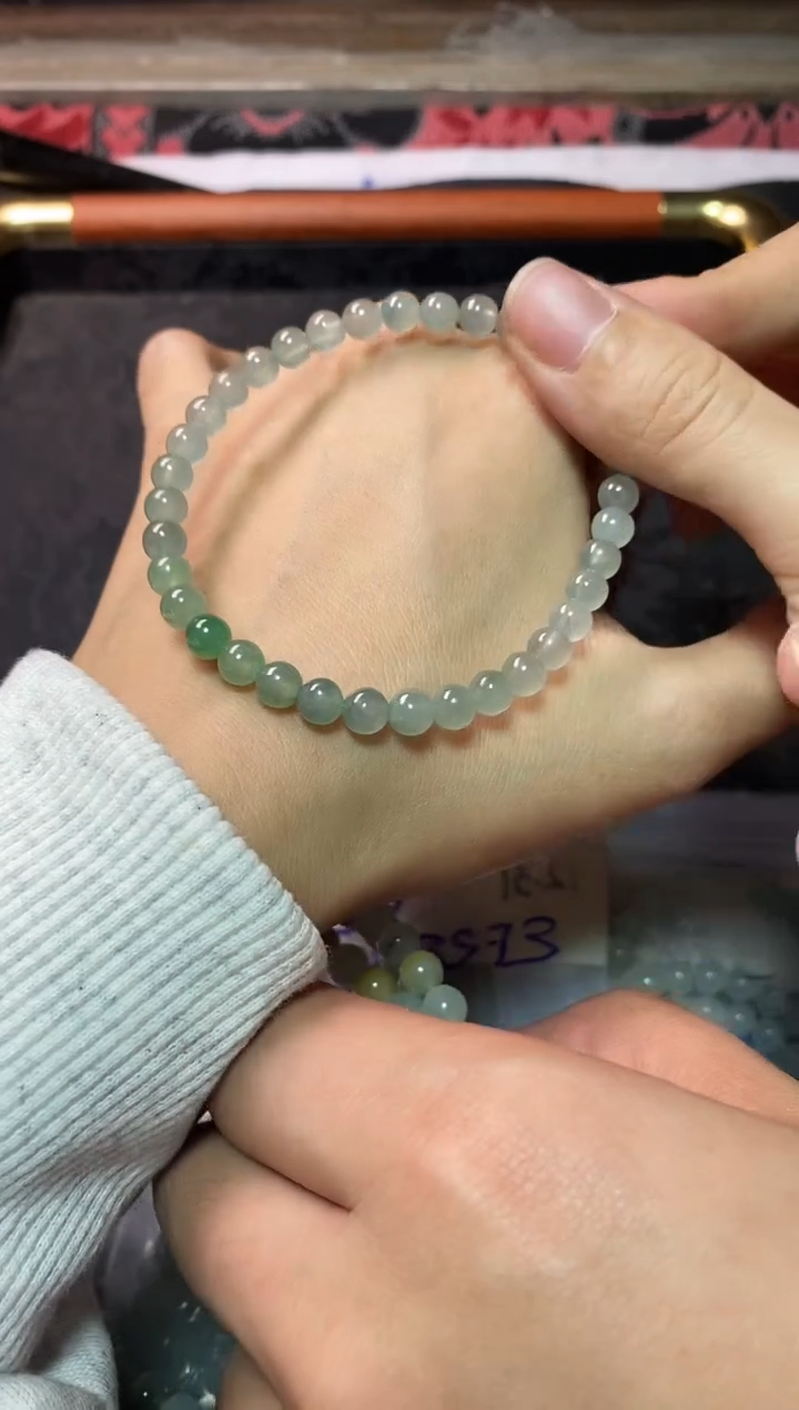 未镶嵌定制翡翠张*正冰绿底渐变手串卡5.6