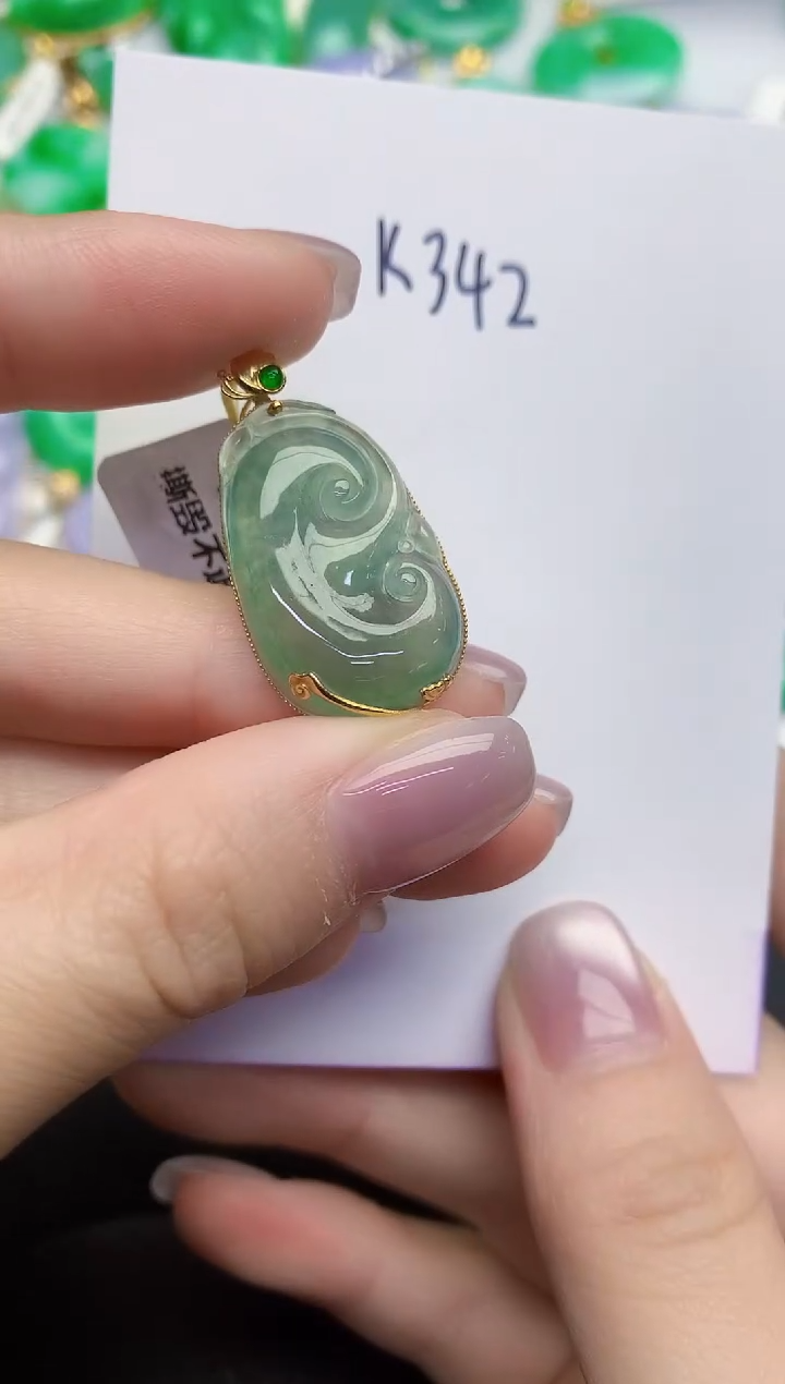 颈饰18K金镶嵌翡翠缅甸天然翡翠A货