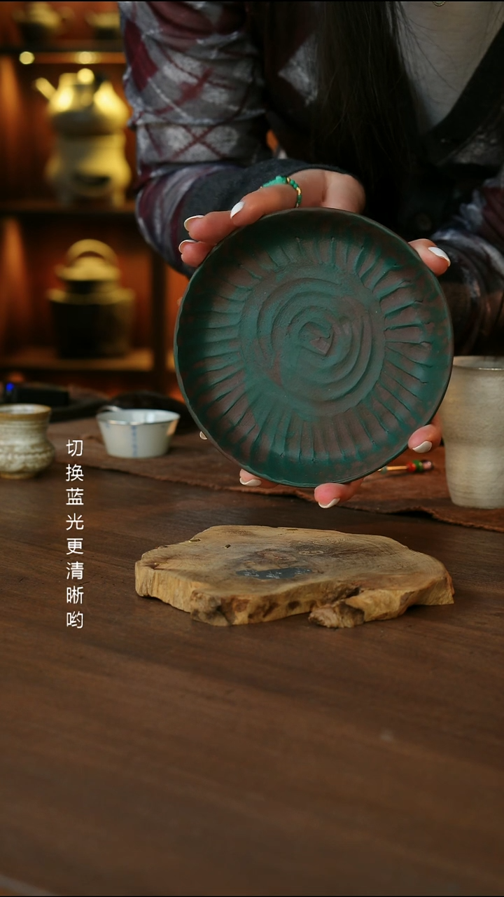 手捏绿壶承......