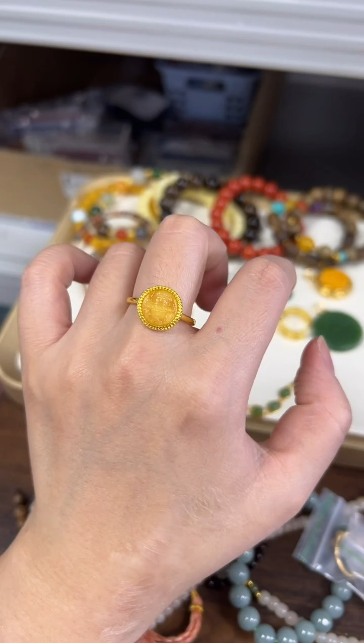 未镶嵌蜜蜡戒指满蜜蜜蜡扎基拉姆镶嵌款戒指[56]