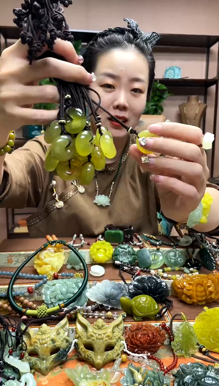 未镶嵌岫玉颈饰多样性发货发其中之一