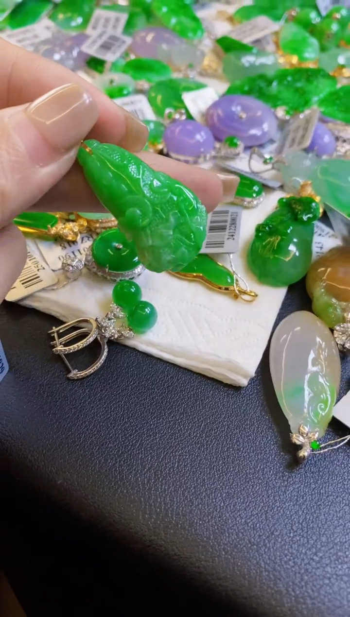 【闪购商品】翡翠颈饰18K金镶嵌白菜