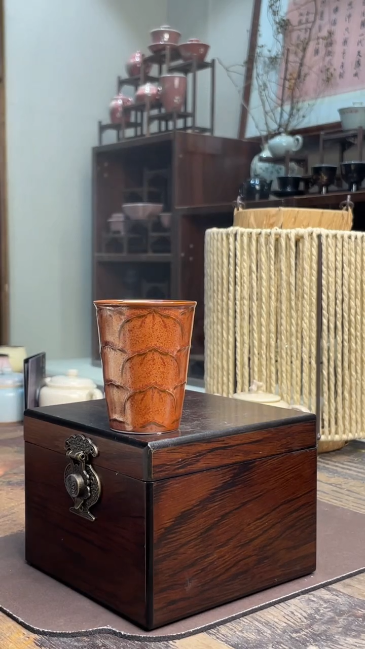 【闪购商品】酱香红浮雕莲花可乐杯