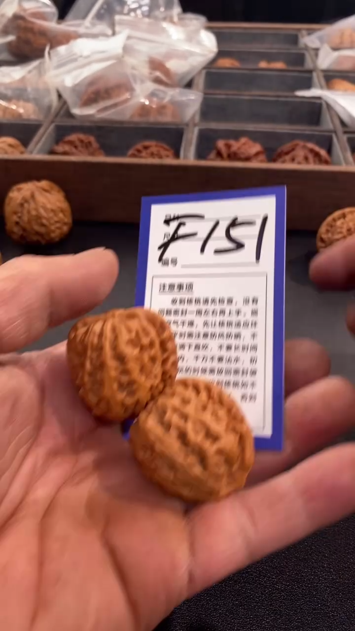 【闪购商品】文玩核桃把件红锦鲤