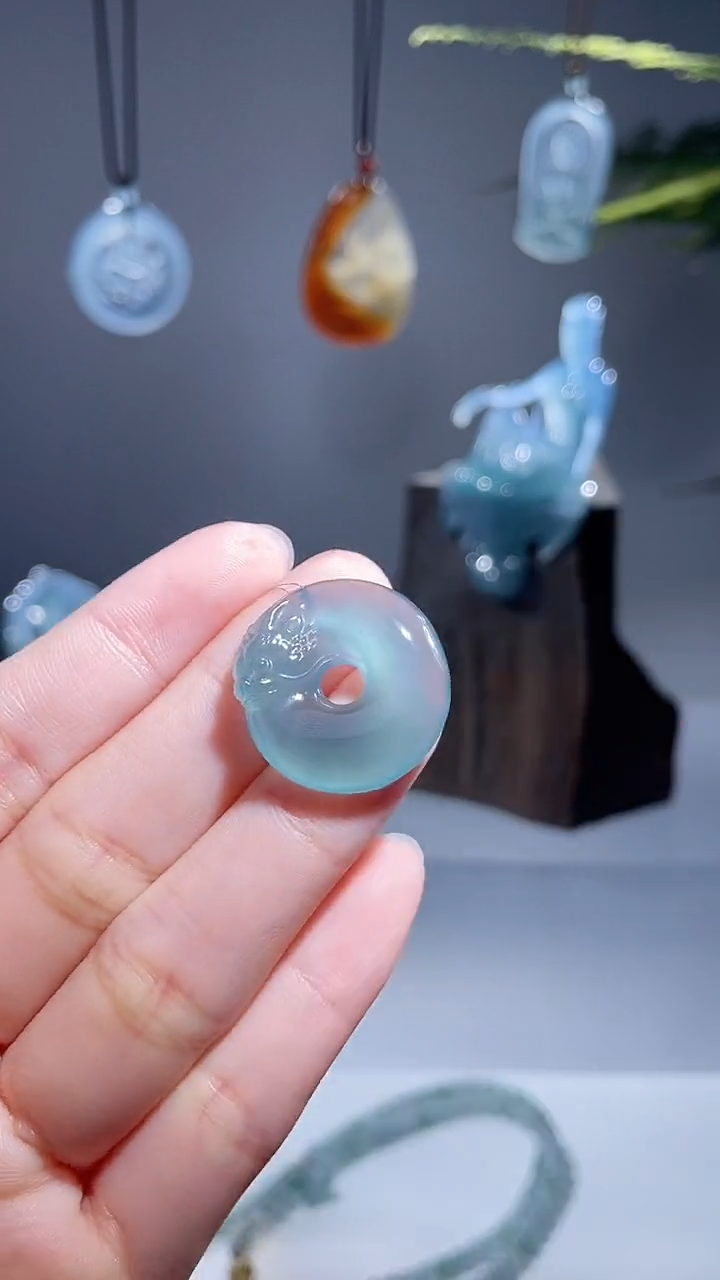 颈饰未镶嵌翡翠龙牌