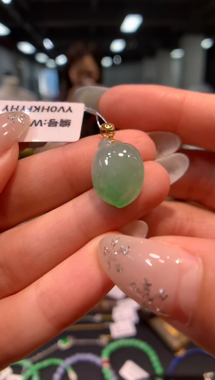 颈饰18K金镶嵌翡翠福瓜