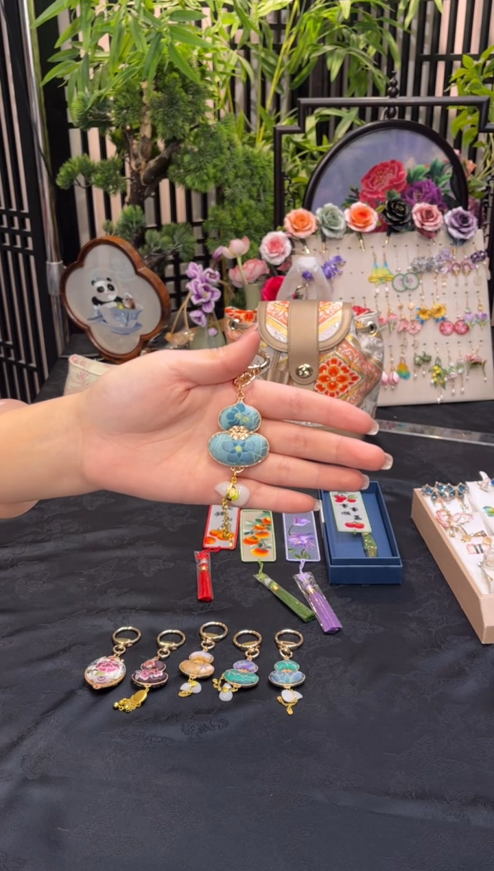 织绣忘****?非遗苏绣手工饰品