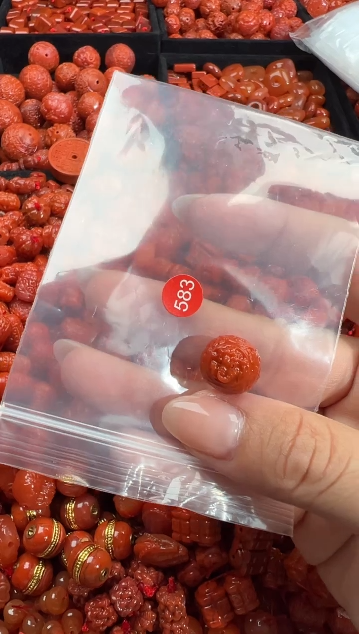 南红玛瑙未镶嵌颈饰1