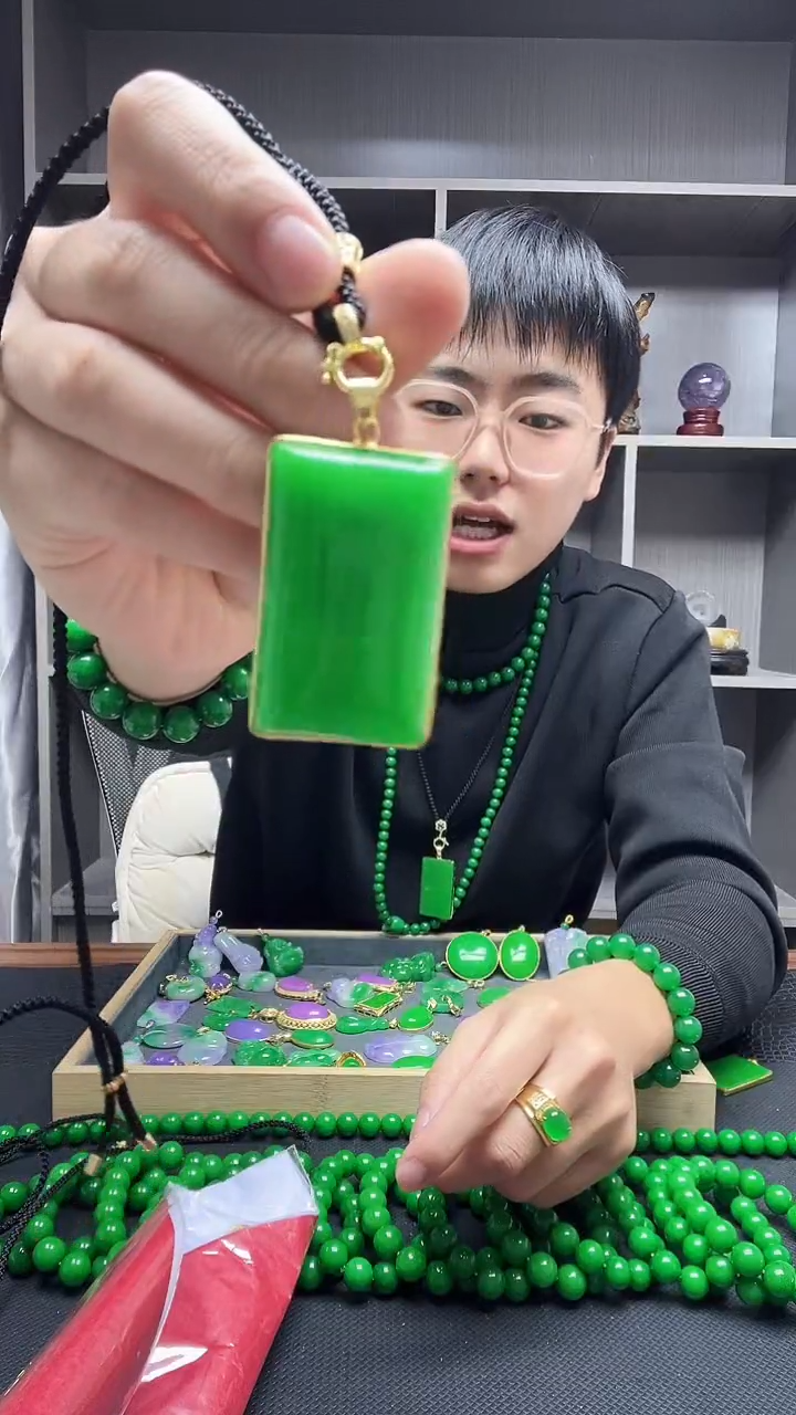 吊坠(赠链)14K金镶嵌翡翠霸**?吊坠