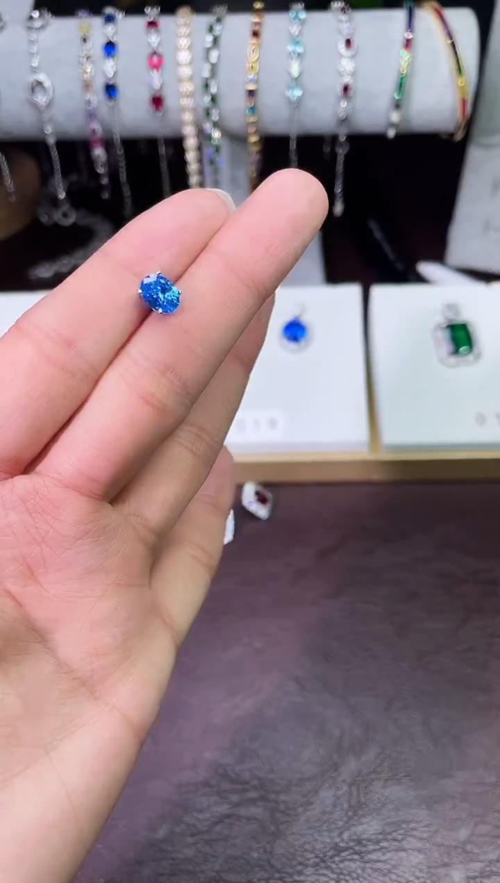 足铂镶嵌合成（培育）红宝石耳饰海蓝耳钉