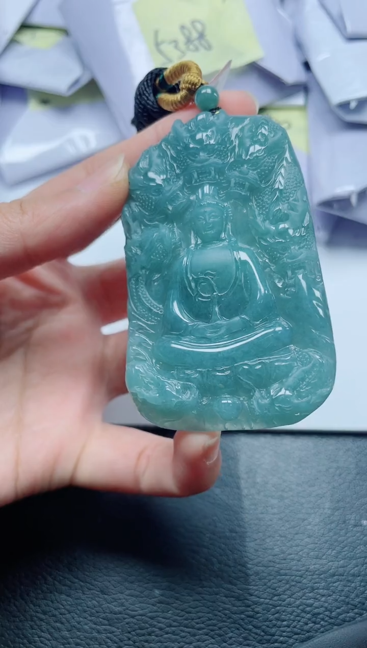 翡翠未镶嵌颈饰            
