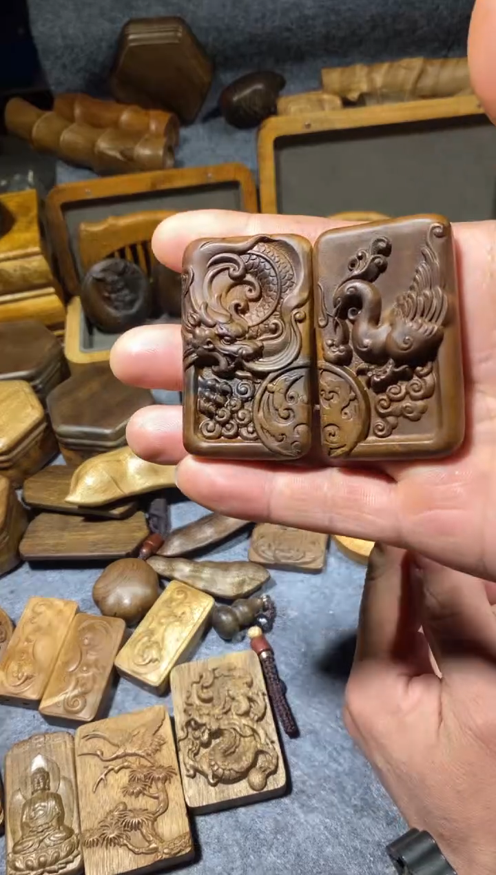 华**剑金丝楠木雕刻牌