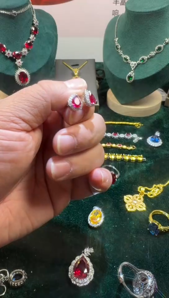 18K金镶嵌耳饰红宝石1