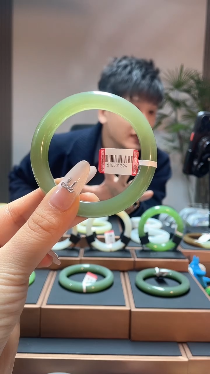 【闪购商品】和田玉手镯未镶嵌56湖水绿飘翠18501294