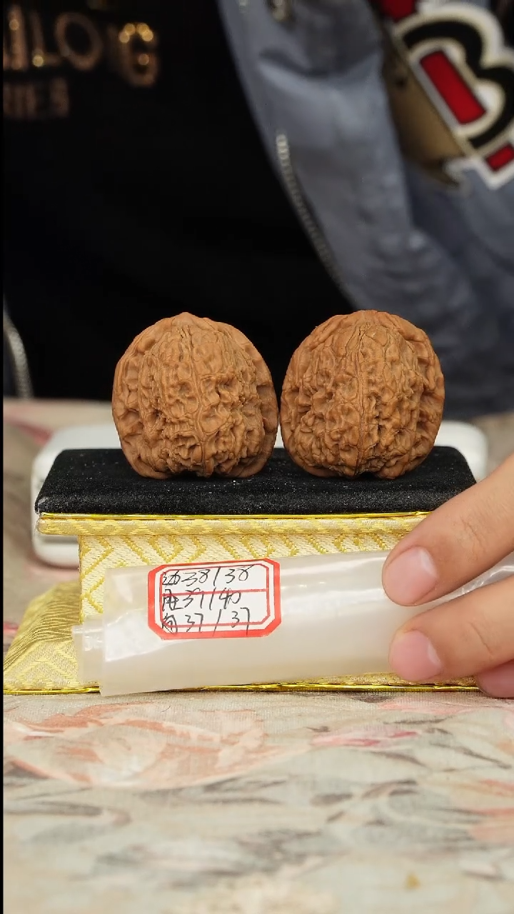 【闪购商品】文玩核桃把件赵喜满南将石