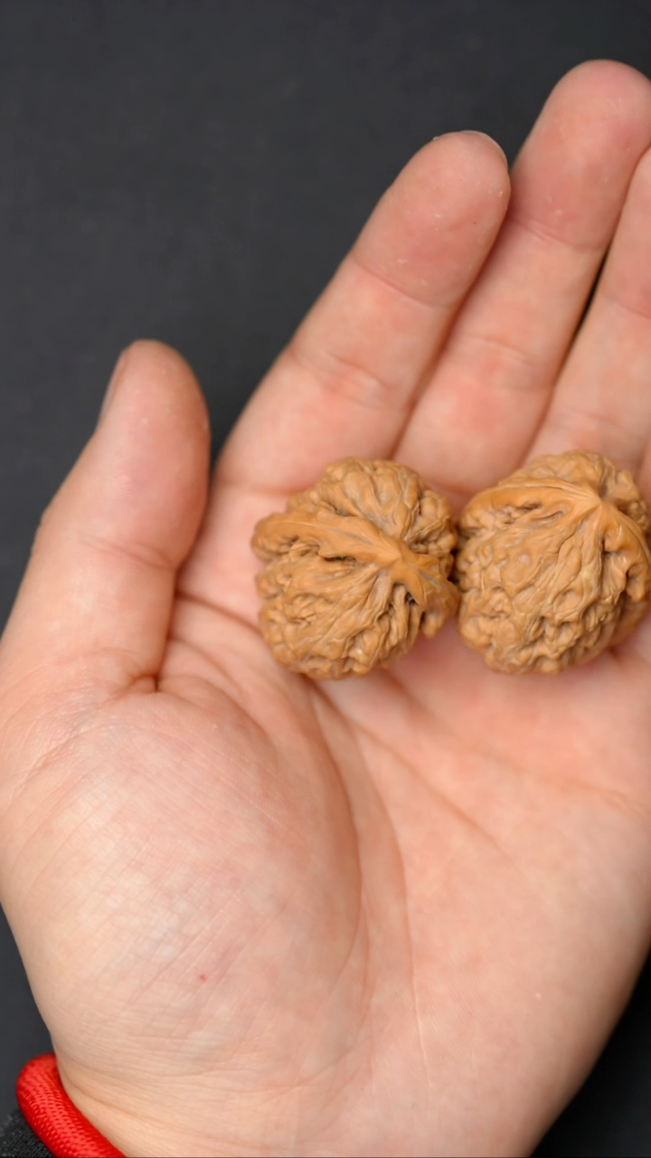 【闪购商品】文玩核桃把件微修红锦鲤29