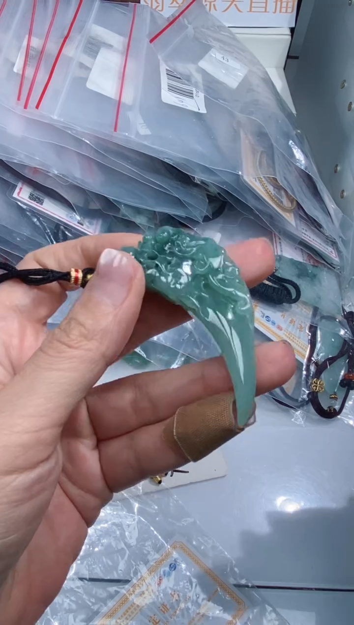 颈饰未镶嵌翡翠吊坠