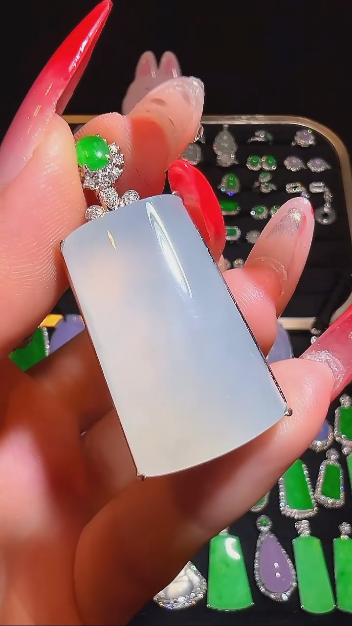 18K金镶嵌挂件翡翠吊坠