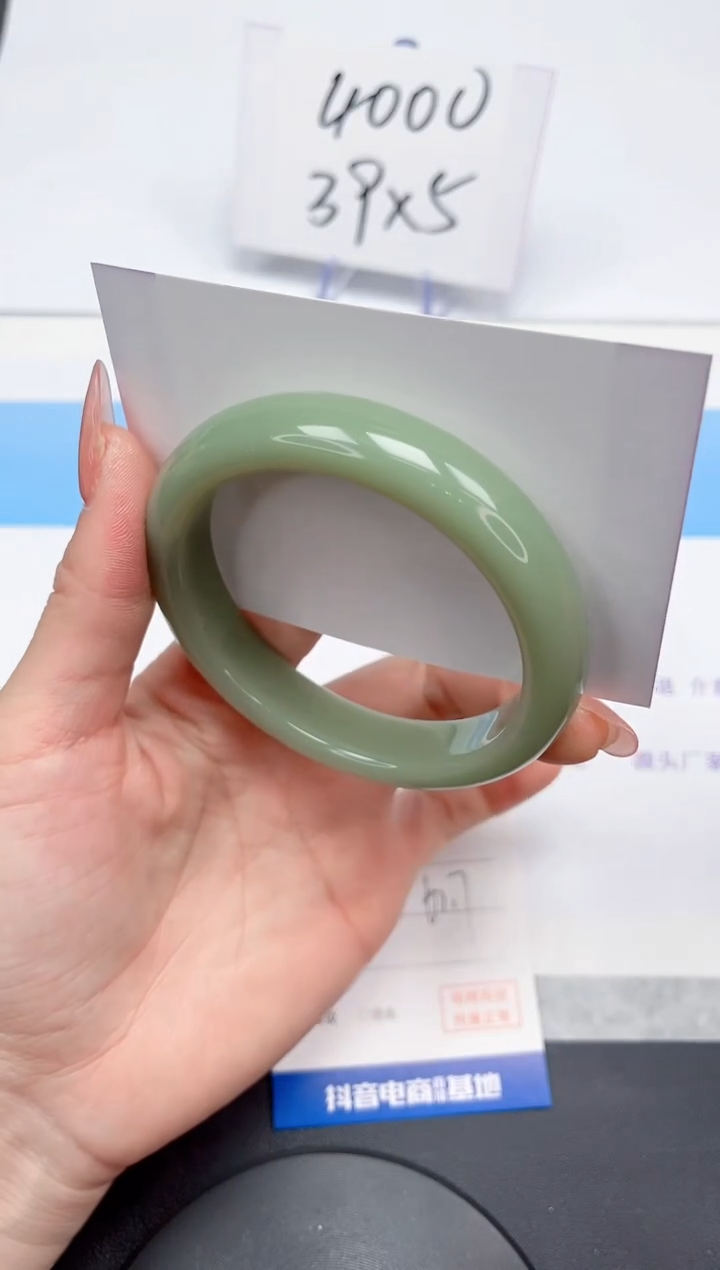 【闪购商品】石英质玉手镯未镶嵌148-61.7