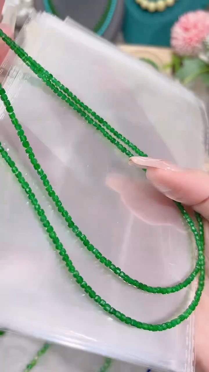 银S925镶嵌颈饰石榴石（沙弗莱）方99