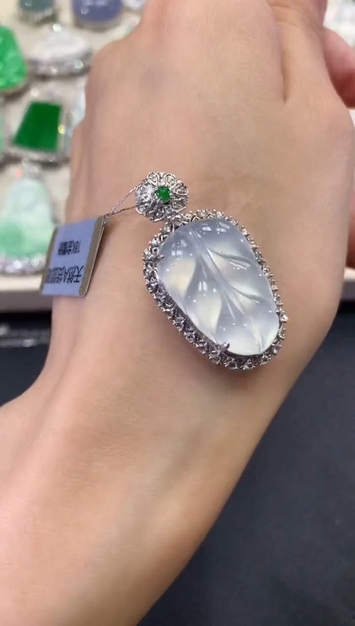 【闪购商品】翡翠吊坠(不含链)18K金镶嵌q99        