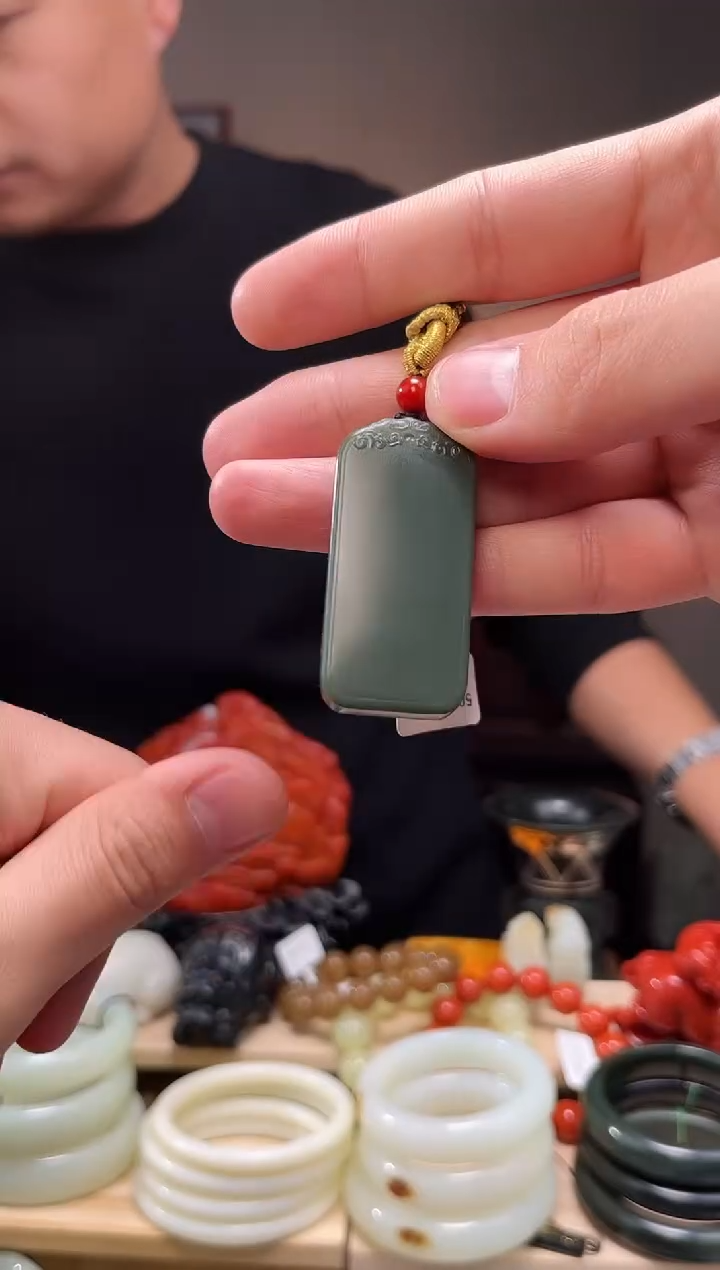 颈饰未镶嵌和田玉吊坠