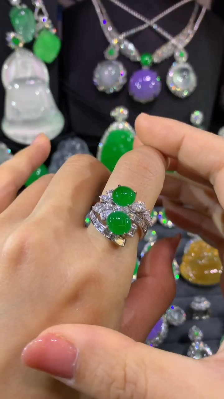 18K金镶嵌戒指翡翠戒指