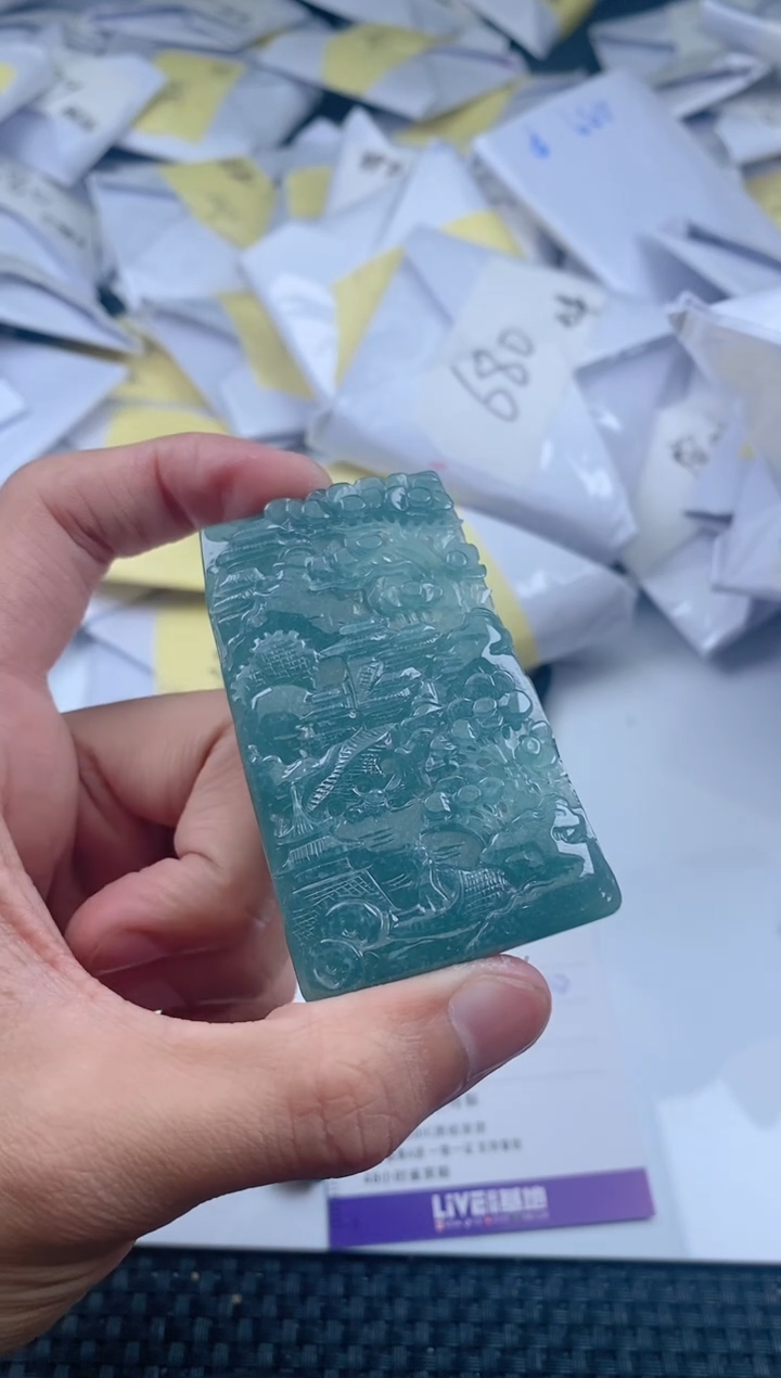 翡翠未镶嵌颈饰           