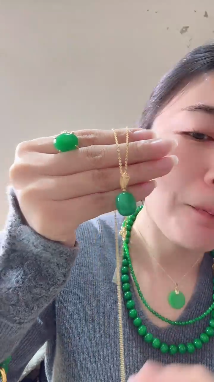 颈饰未镶嵌石英质玉桶珠扣头