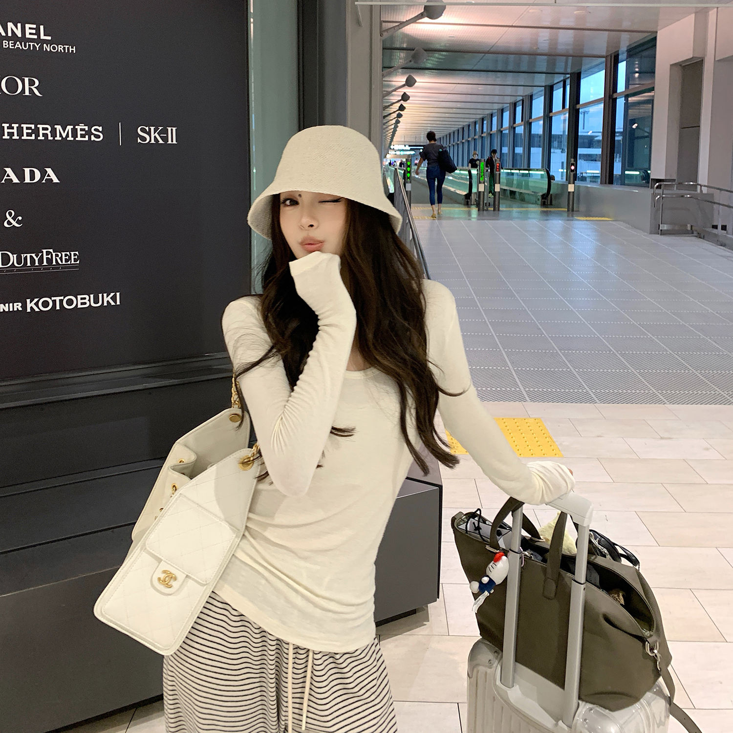 白色U领长袖T恤女春秋季修身显瘦内搭针织打底衫大领口正肩上衣N