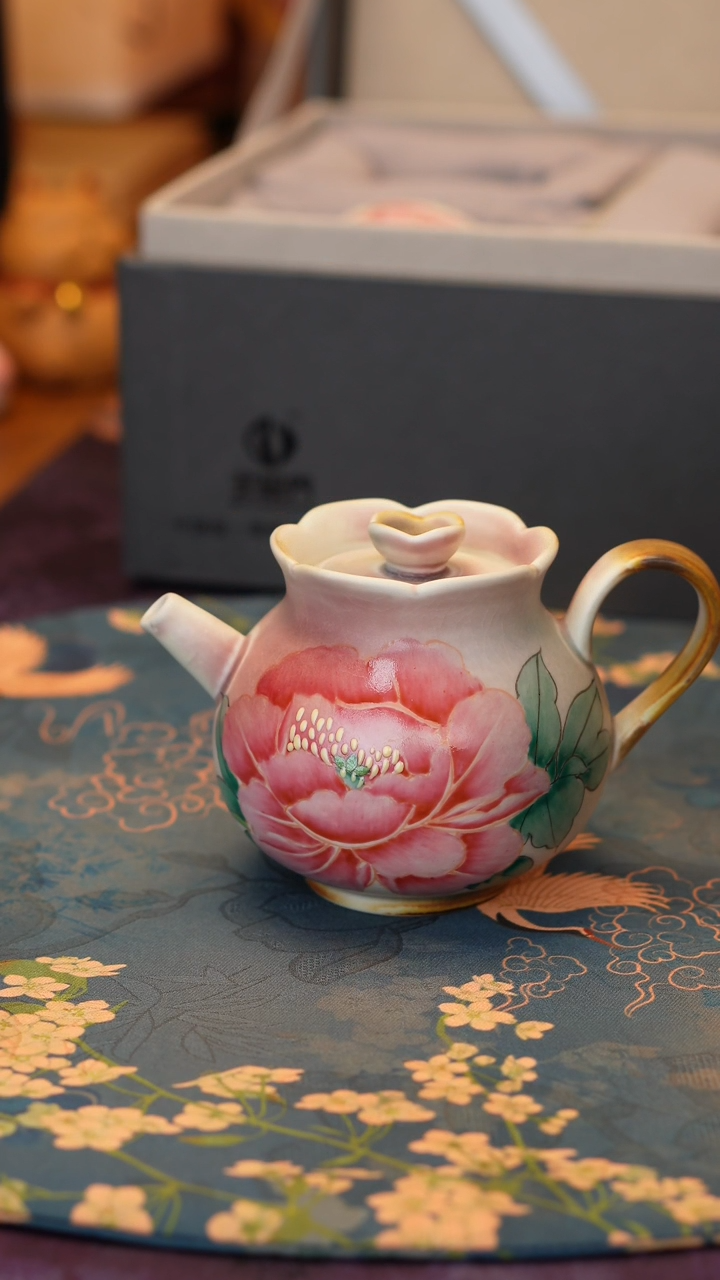 【闪购商品】国色芳华花口壶······