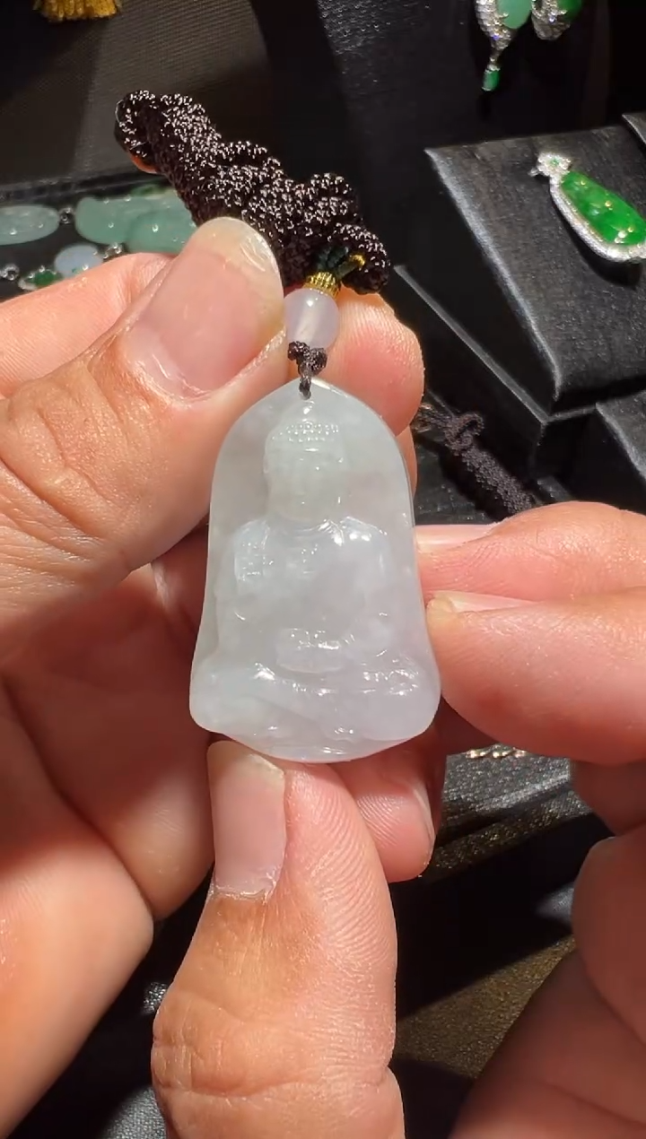 颈饰未镶嵌翡翠阿弥陀佛。