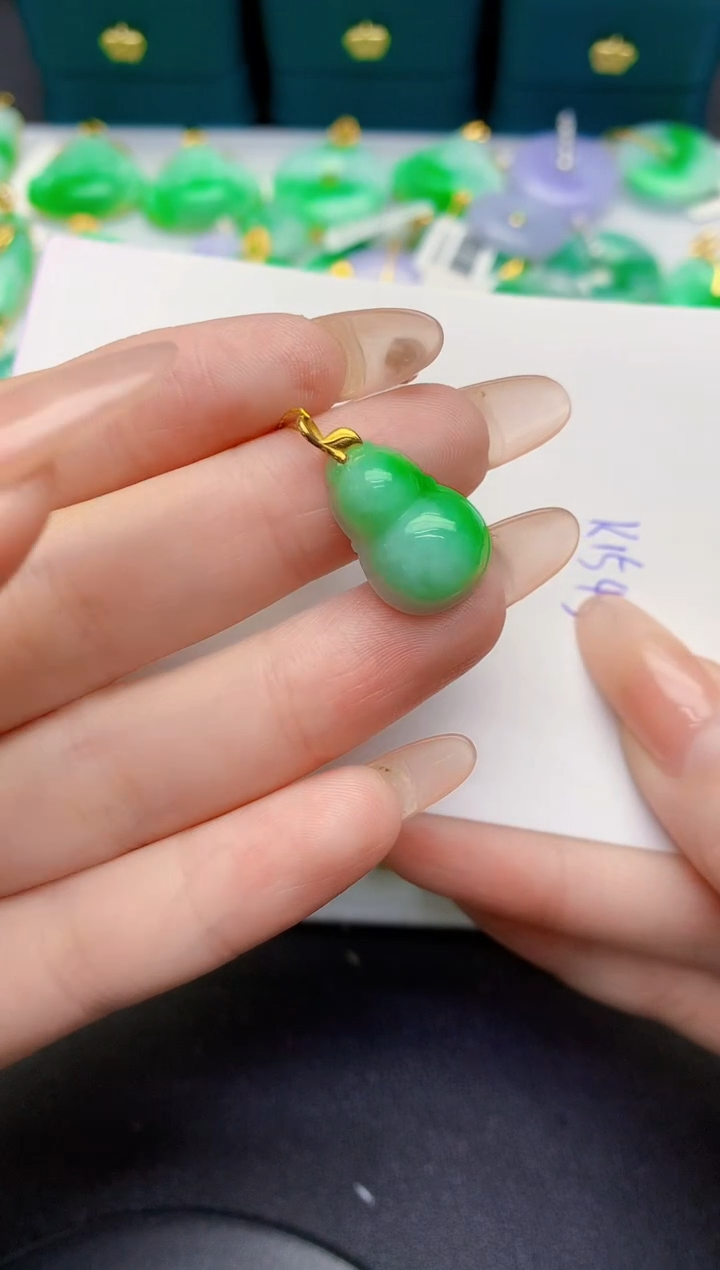 颈饰18K金镶嵌翡翠缅甸天然翡翠A货