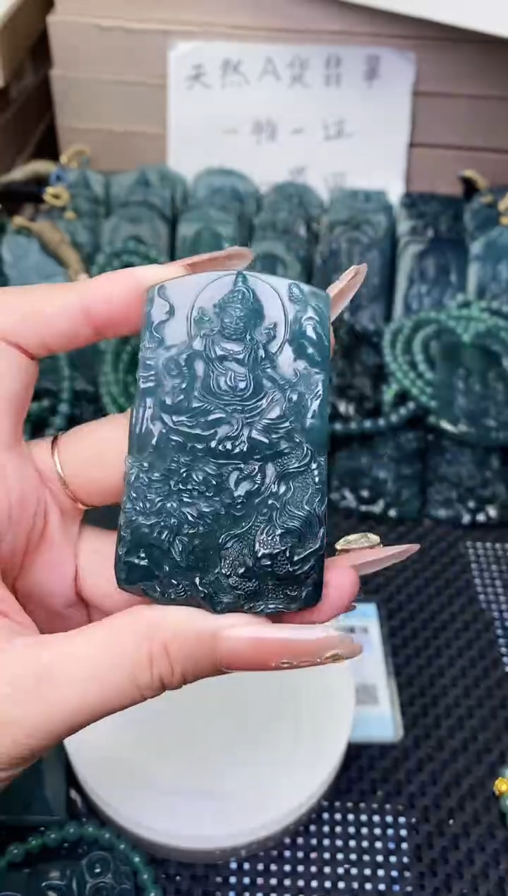 颈饰未镶嵌翡翠 