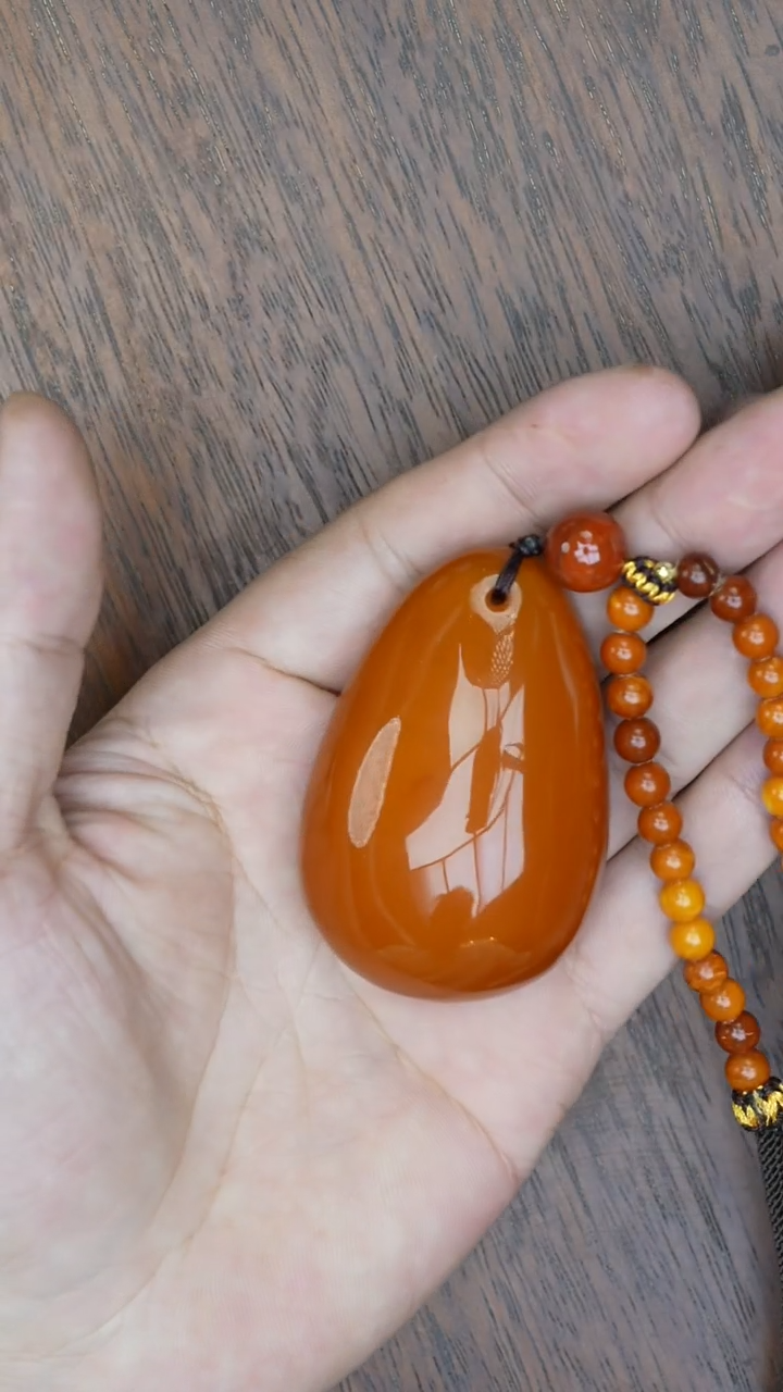 【闪购商品】琥珀裸石未镶嵌老红蜡水滴吊坠