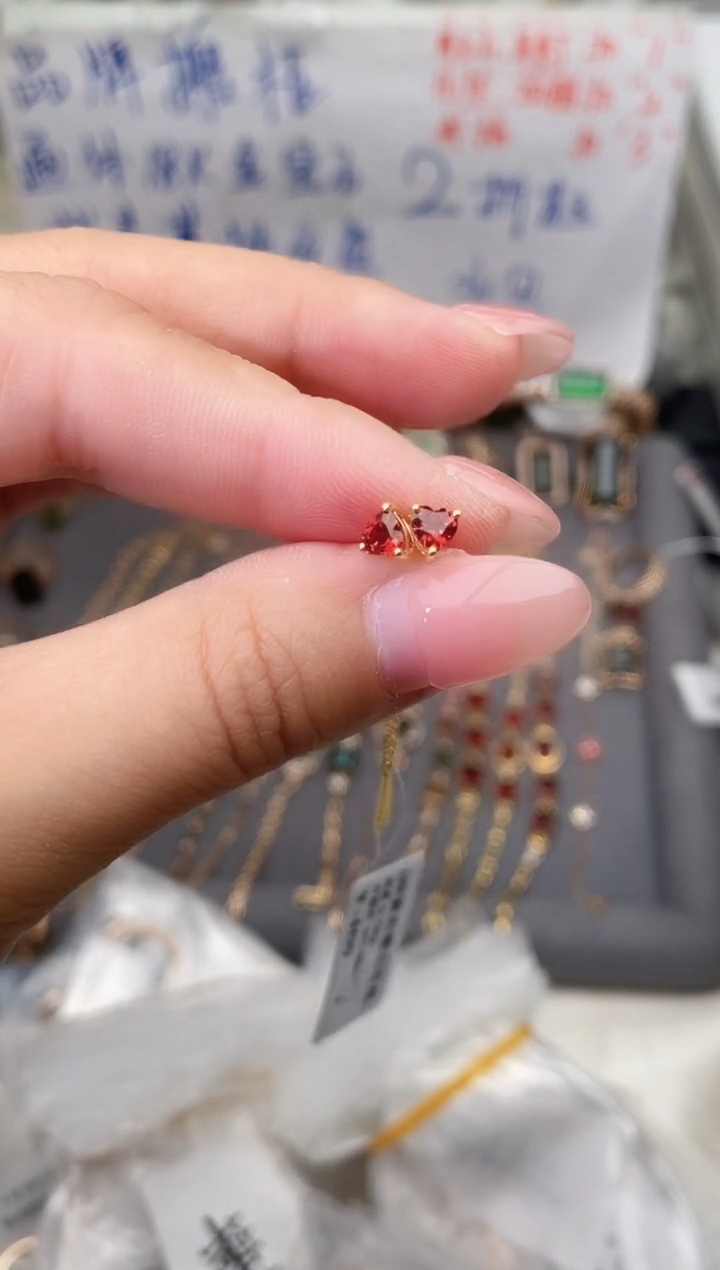 18K金镶嵌耳饰石榴石--专柜--