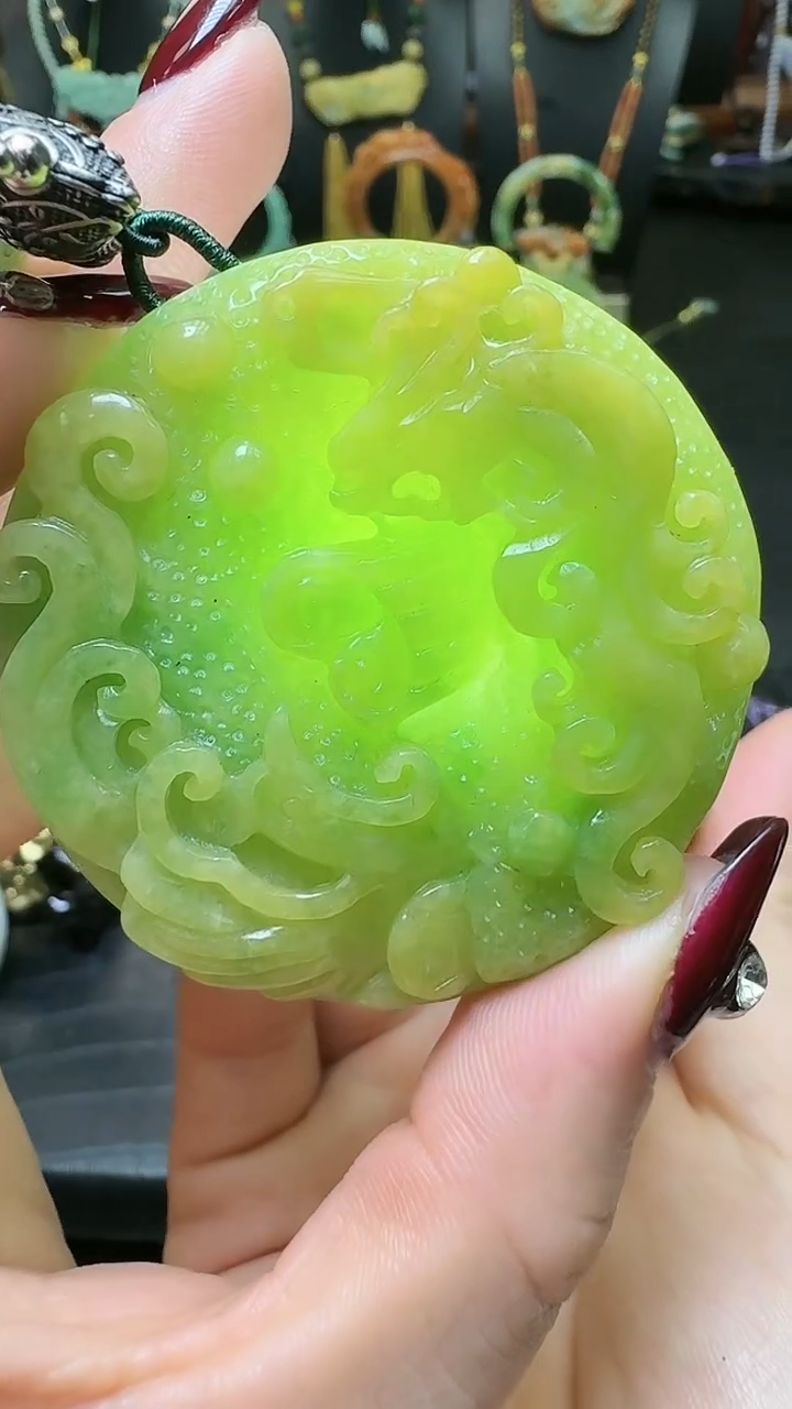 【闪购商品】翡翠颈饰未镶嵌特色黄加绿龙凤牌