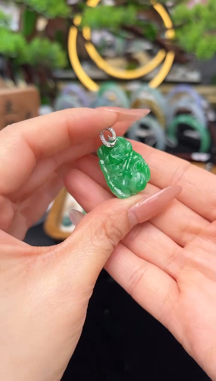 颈饰18K金镶嵌翡翠吊坠