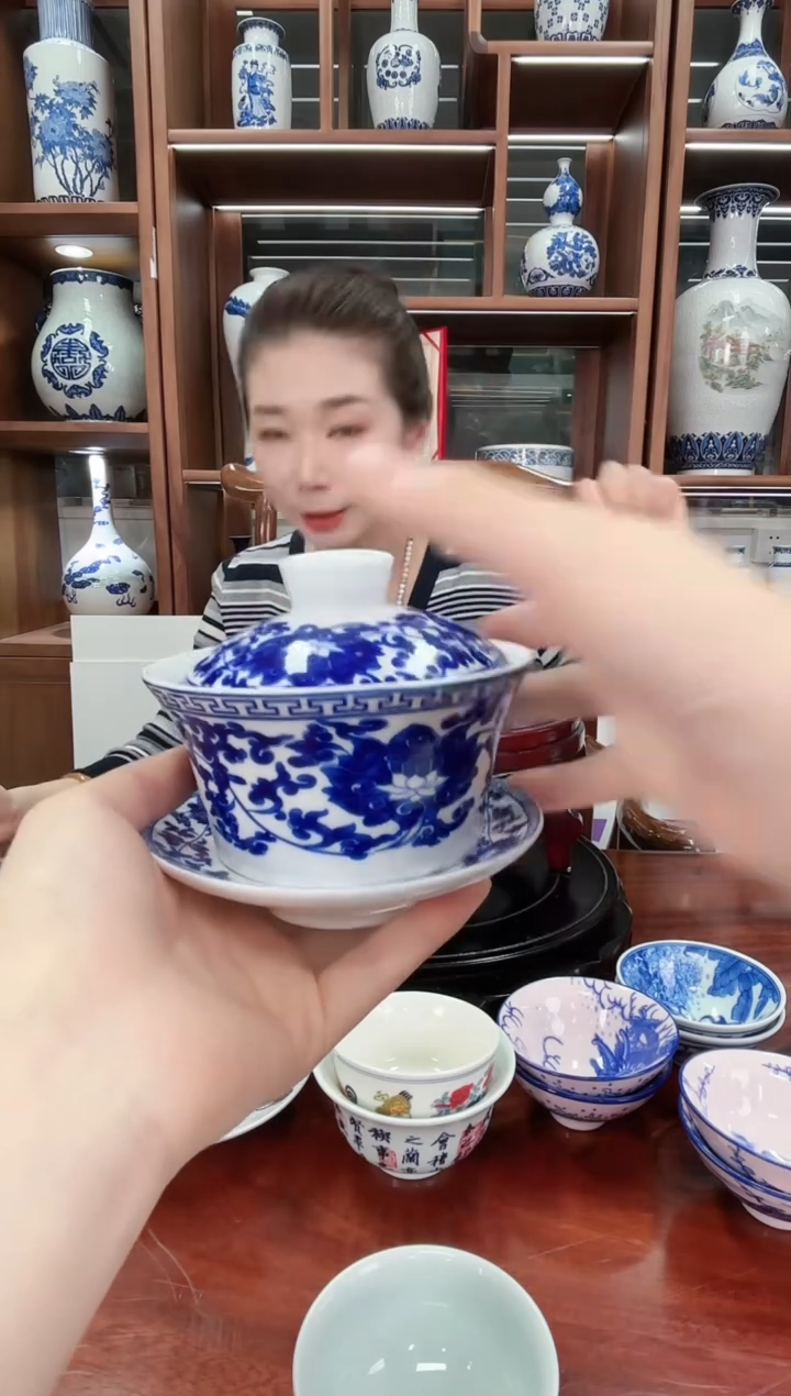 A07景德镇青花缠枝莲三才盖碗1只