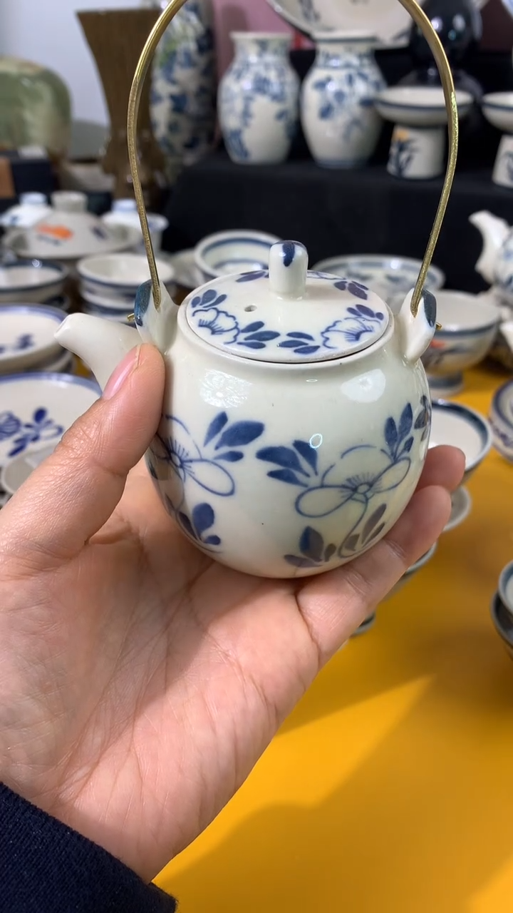 现代耀州窑微瑕白底蓝花手抓壶一只