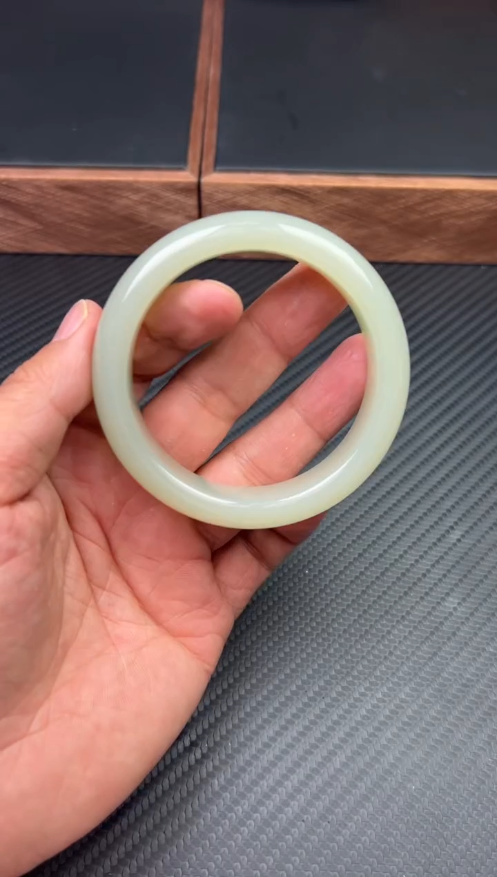 和田玉未镶嵌手镯且末微色差近矿58k