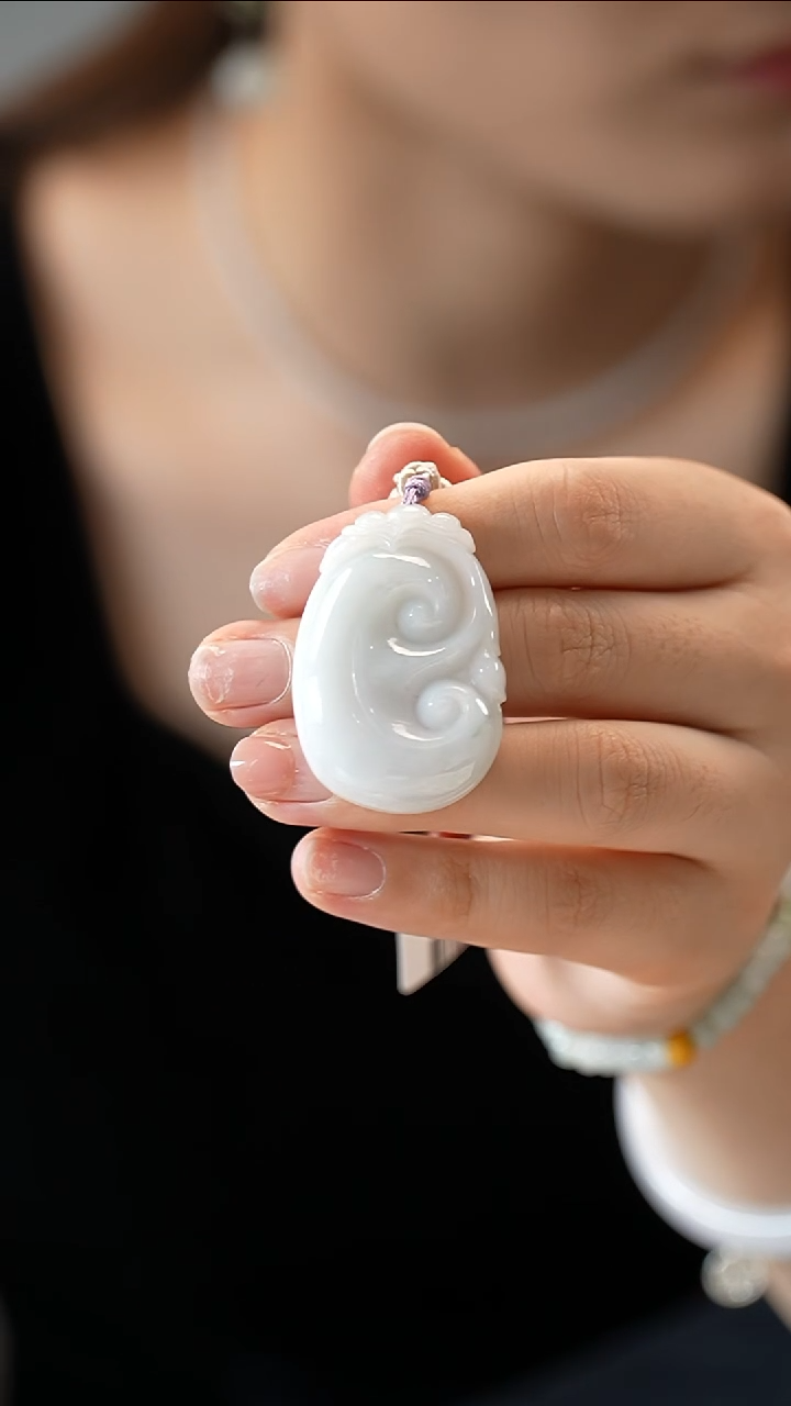 翡翠未镶嵌颈饰如意