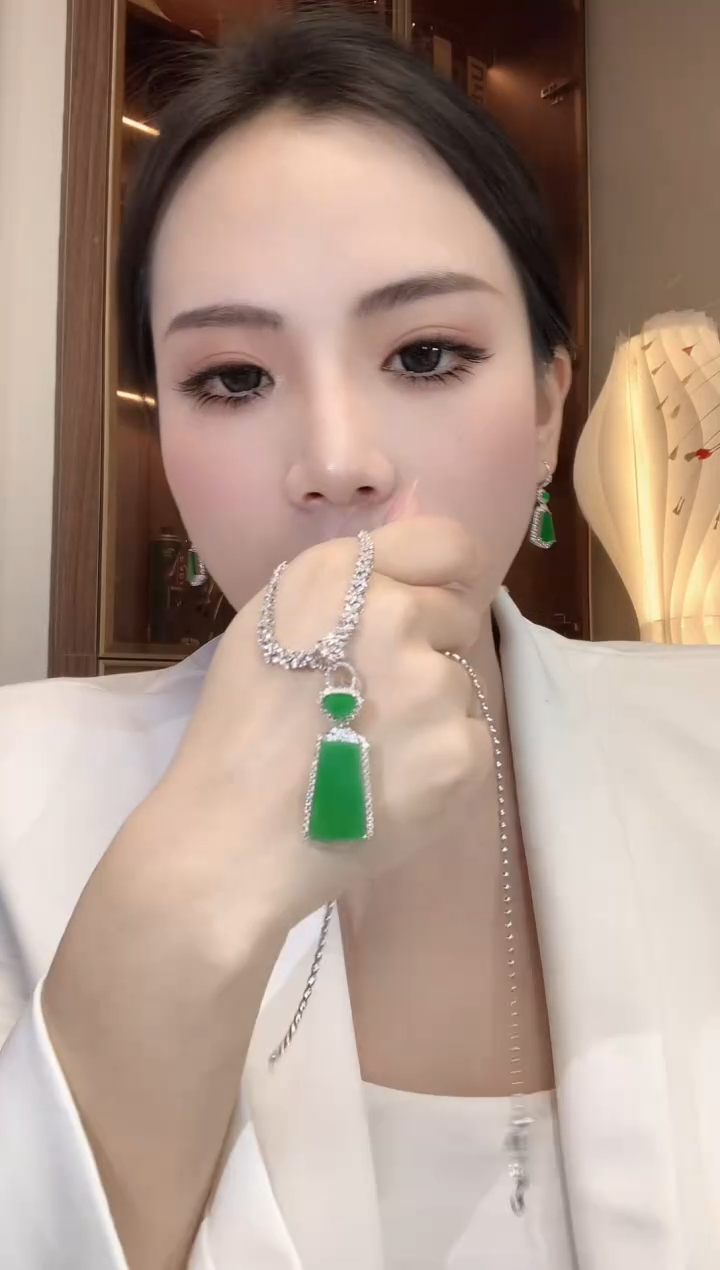 【闪购商品】翡翠吊坠(不含链)18K金镶嵌C61