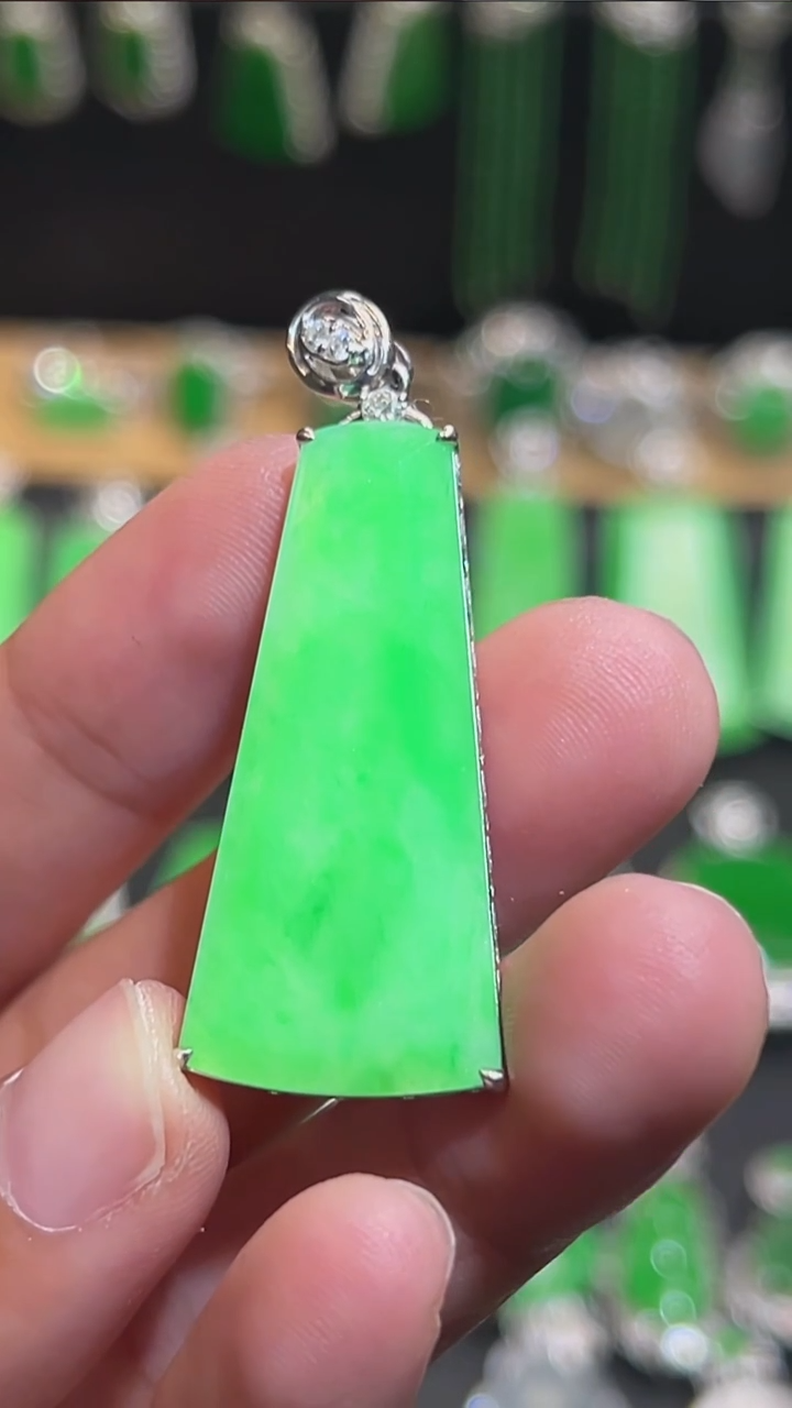 18K金镶嵌挂件翡翠吊坠