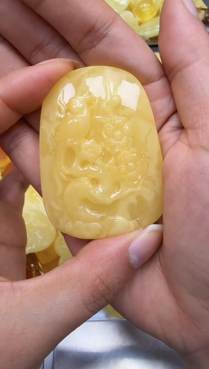 裸石琥珀未镶嵌如图