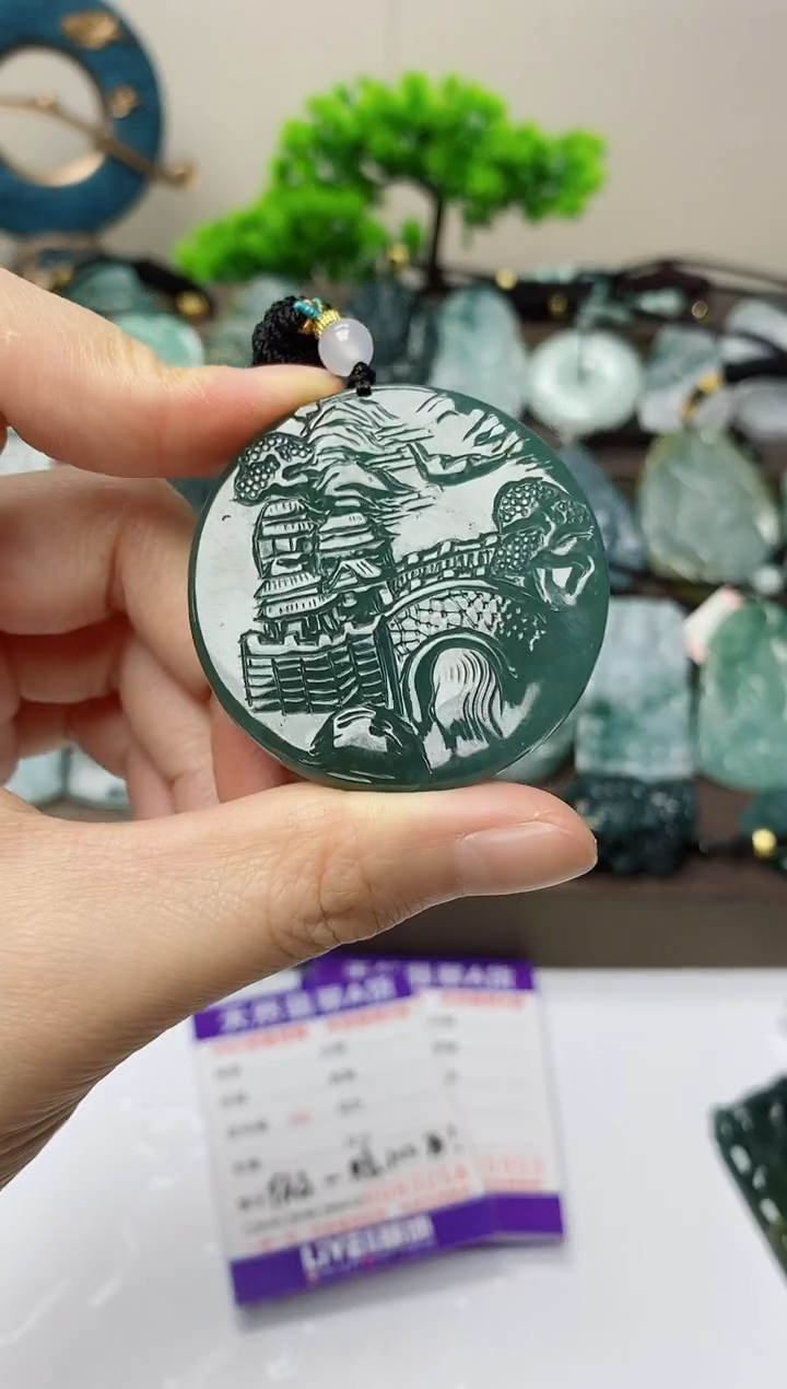 翡翠未镶嵌颈饰         