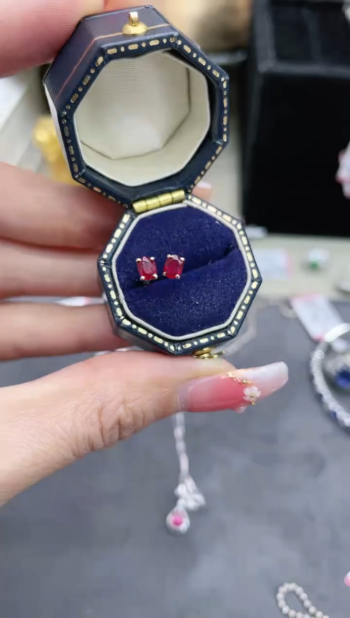 【闪购商品】红宝石耳饰18K金镶嵌·